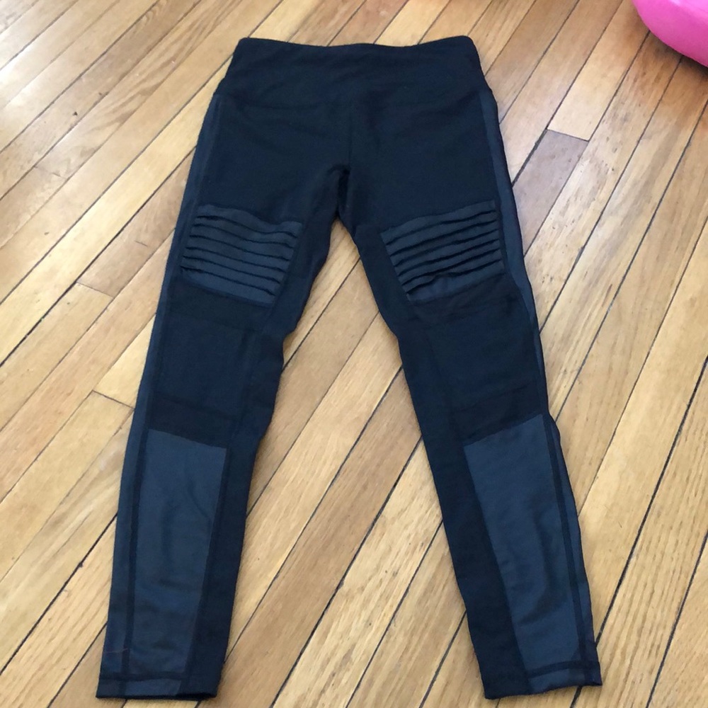 Knockout by Victoria secret size M leggings EUC